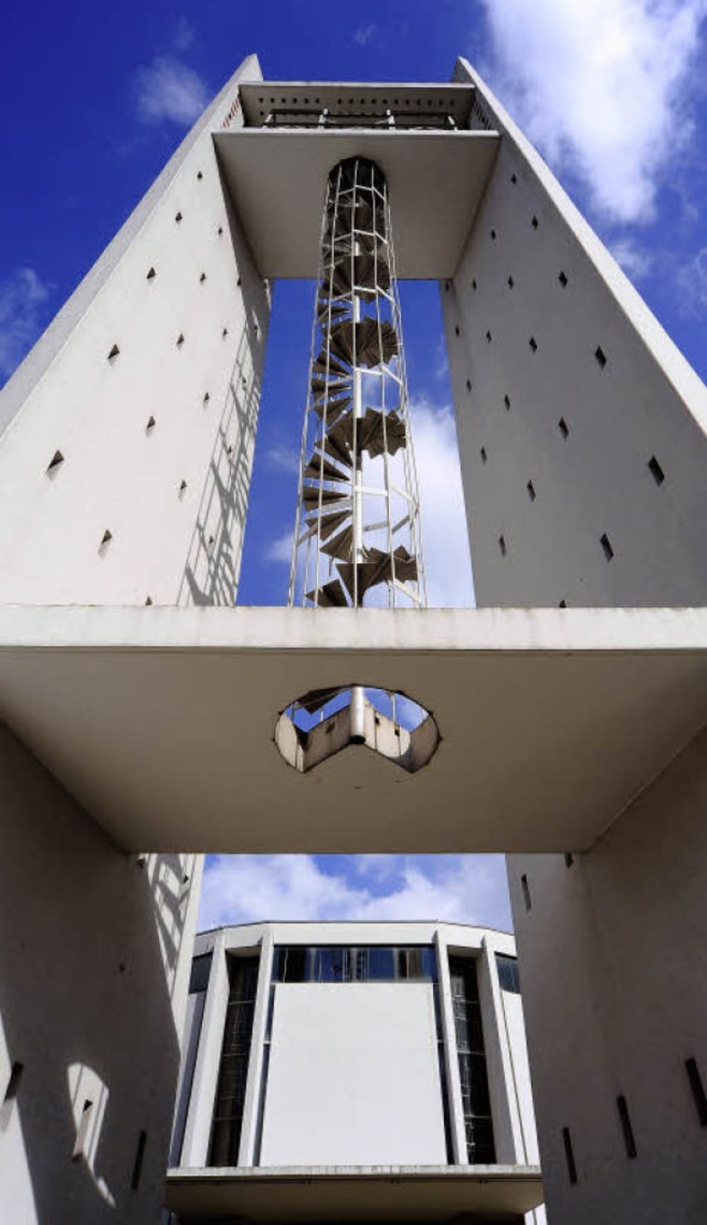 Das Wahrzeichen Littenweilers: Der off...m der Kirche ist knapp 30 Meter hoch.   | Foto: Thomas Kunz