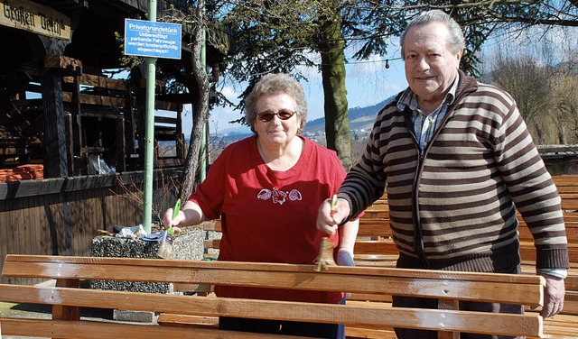 Luitgard und Karl Seiler streichen die...hleusenwrter selbst angefertigt hat.   | Foto: Gertrude Siefke