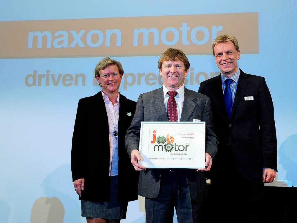 Maxon Motor GmbH (von links) Heike Breng, Dirk Zimmermann, Laudator Marcel Thimm (Chef der Sparkasse Freiburg-Nrdlicher Breisgau)