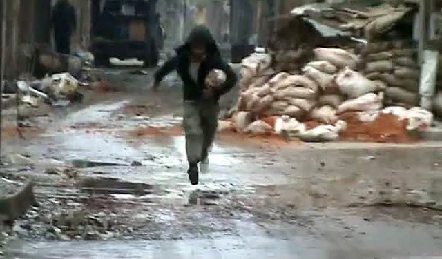 Fotos aus Syrien gibt es nur wenige. D...n  der ausgebombten Stadt Homs rennt.   | Foto: afp