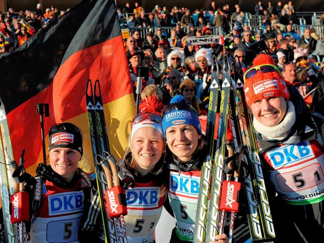 Die Siegluferinnen der 4x6 km Staffel...r, Magdalena Neuner und Tina Bachmann.  | Foto: dpa