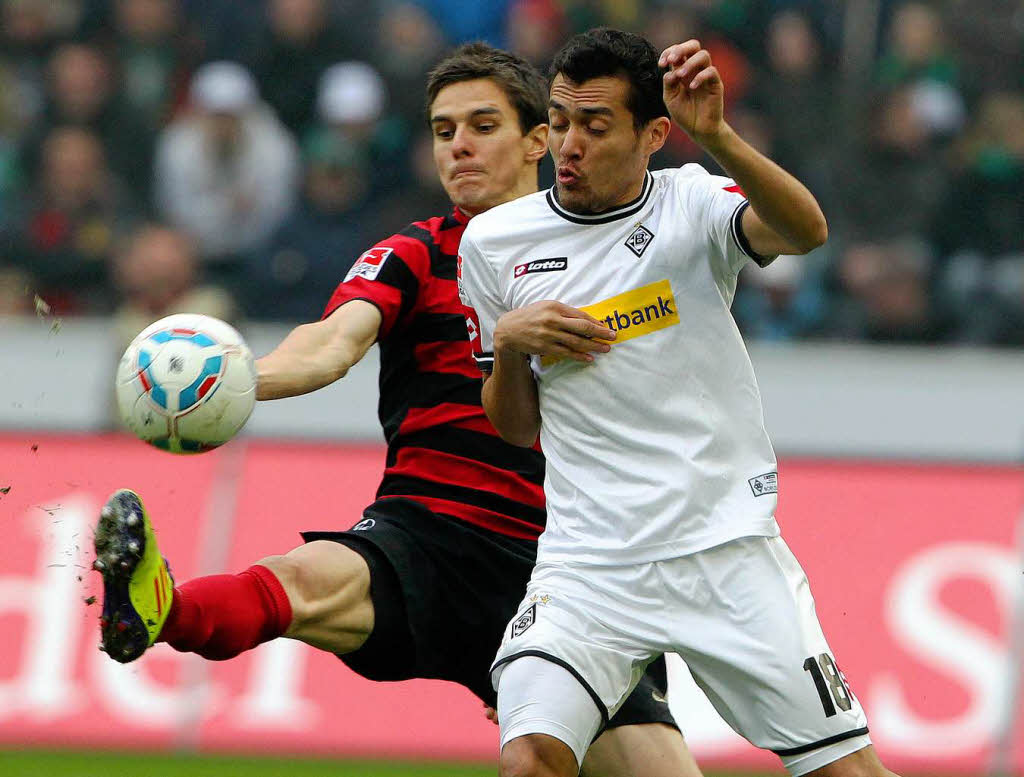 Oliver Sorg (SC Freiburg) und Juan Arango (Borussia Mnchengladbach).
