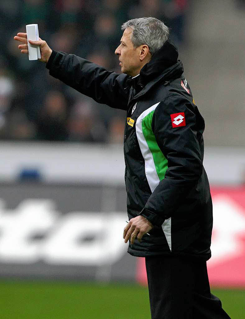 Lucien Favre, der Trainer der Gladbacher Fohlen, gibt Anweisungen vom Spielfeldrand aus.