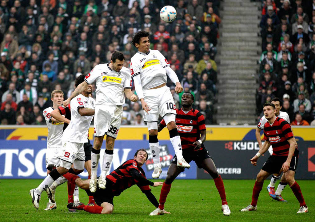 Igor de Camargo (Borussia Mnchengladbach) springt am hchsten.