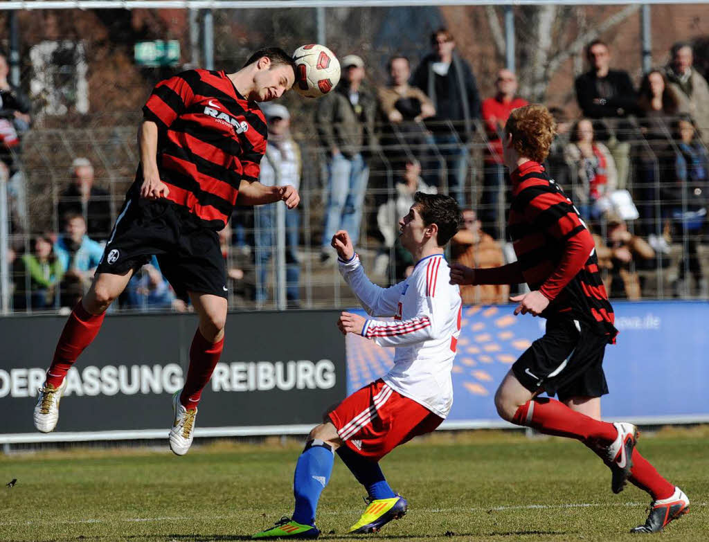 Nils Ehret (SC Freiburg) gegen Manuel Farrona (Hamburger SC).