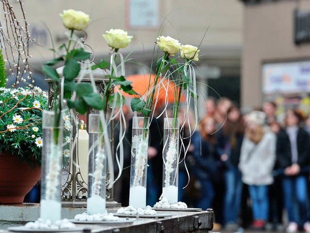 15 weie Rosen zum Andenken an die Opf...klaufs in Winnenden vom 11. Mrz 2009.  | Foto: dpa