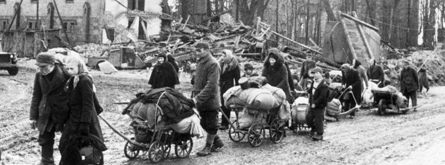 Mit nur wenigen Habseligkeiten zogen F...linge 1945 von Ostpreuen gen Westen.   | Foto: AKG/Anita Rffer