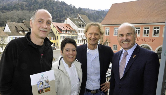 Freuen sich ber steigende  bernachtu... Weber und Brgermeister Peter Wehrle   | Foto: Volker Mnch