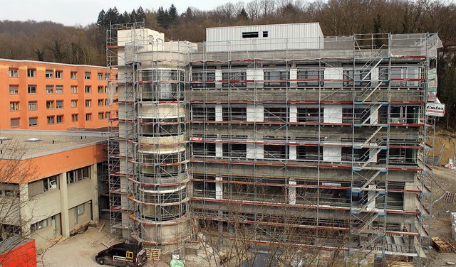 Neubau schreitet voran: Direkt neben d...erzeit ein moderner Erweiterungsbau.    | Foto: Ulrich Spitzmller