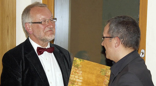 Dieter Machauer (rechts) dankte Dirige...eim Jahreskonzert an Pfingsten folgen.  | Foto: Jrg Schimanski