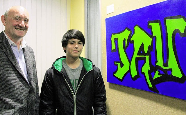 Jugendsprache im Graffiti-Stil  lockte...eger Werner Klenk mit jungem Knstler.  | Foto: Thilo bergmann