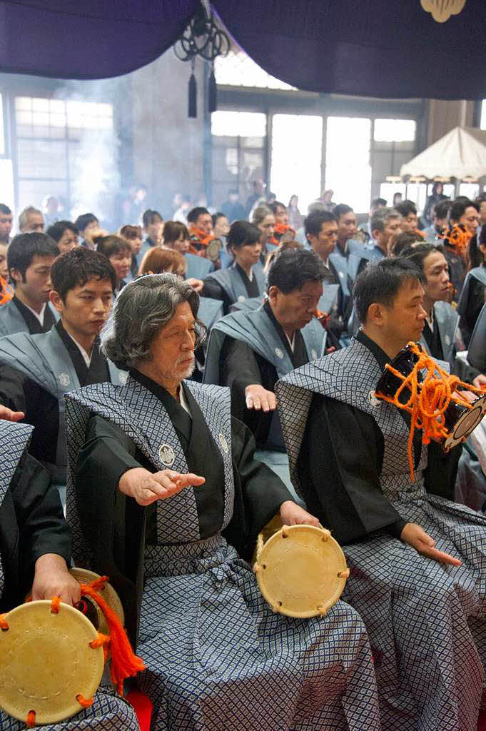 Japanische Mnche rhren die Noh-Trommeln whrend einer Gedenkzeremonie.