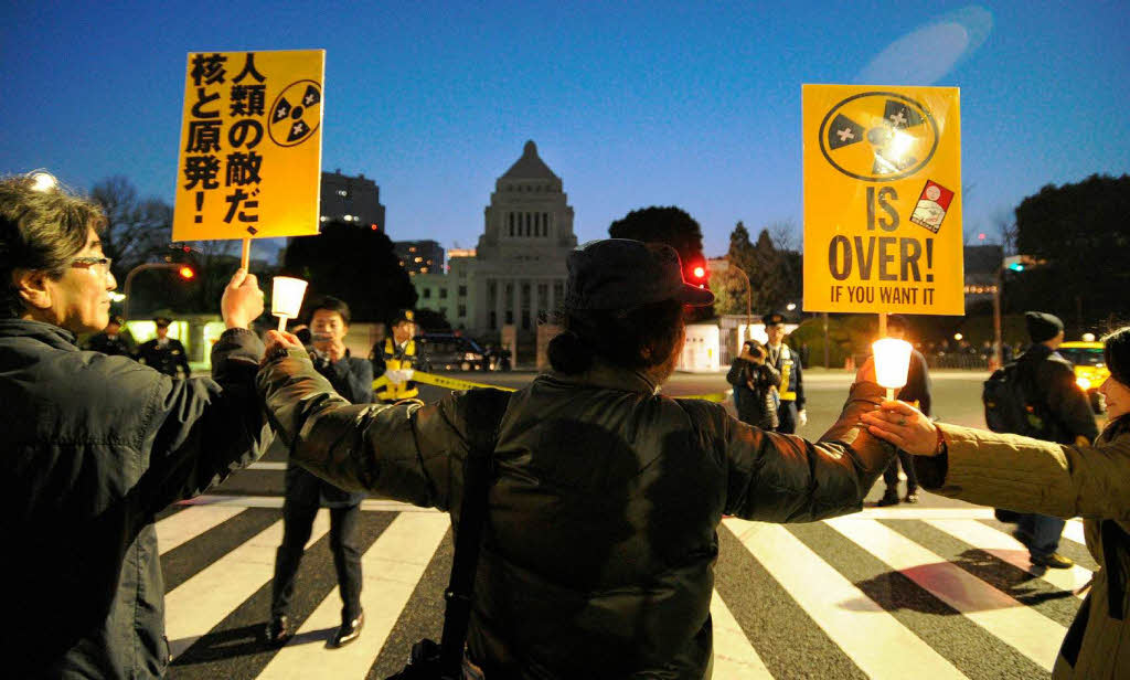 Anti-Atomkraft-Aktivisten demonstrieren gegen die japanische Energiepolitik.