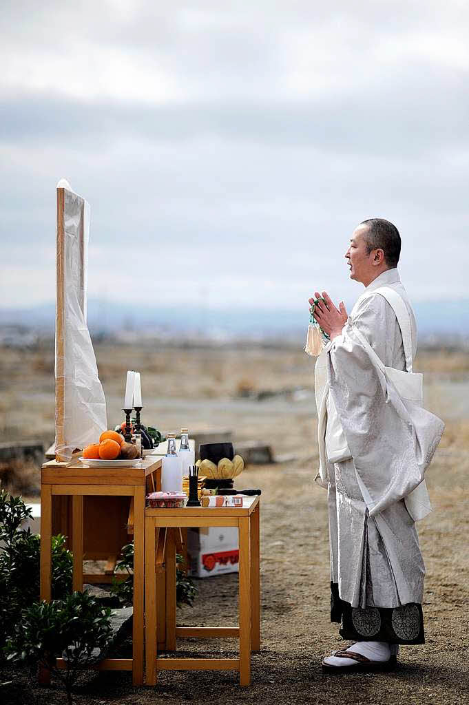 Setsudo Miura, priester im Koan-ji Tempel in Natori, betet fr die Opfer der Katastrophe.