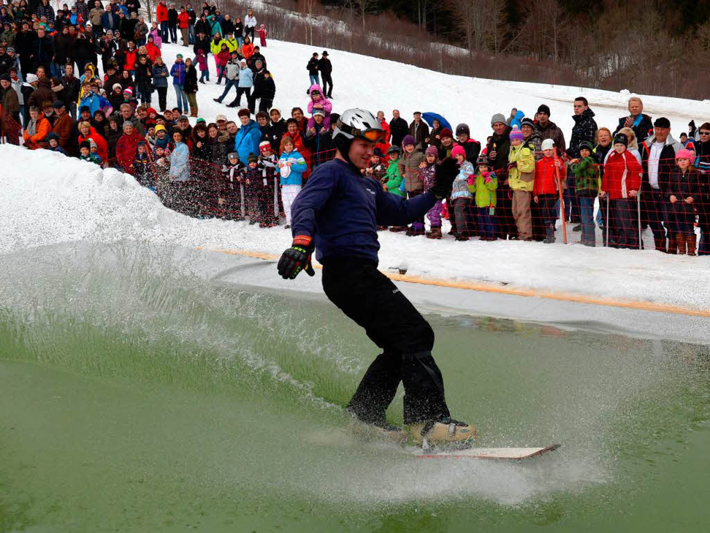 Auch mit einem Snowboard kann man elegant ber das Wasser gleiten.