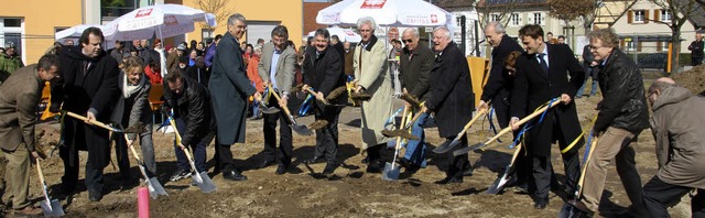 Kollektives Spatenschwingen   zum Baub...nderung im Herzstck von Heitersheim    | Foto: Sabine Model