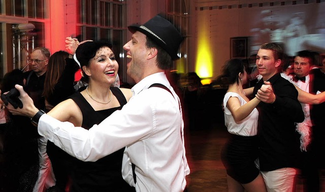Stilvoller Tanz in klassischem Schwarz...Tanzparty bei Gutmann im Friedrichsbau  | Foto: thomas kunz