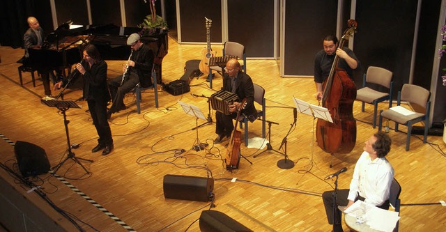 Pippo Pollina (Zweiter von links) mit ...und Erzhler Michael Hohmann (rechts).  | Foto: miloslavic