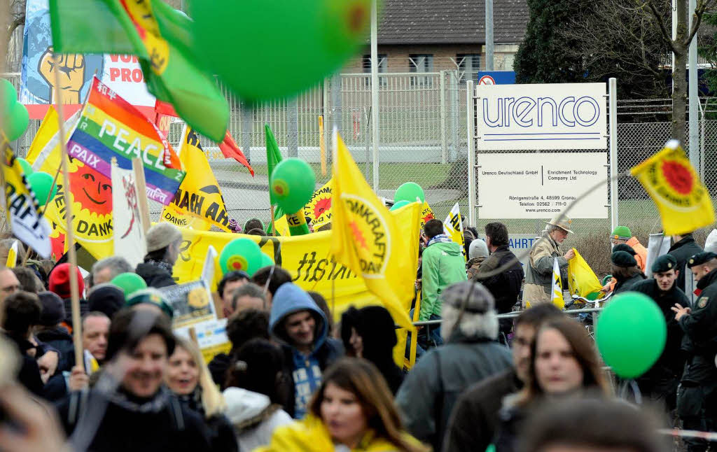 Atomkraftgegner demonstrieren  vor der Urananreicherungsanlage in Gronau fr die sofortige Abschaltung aller Atomkraftwerke in Deutschland.