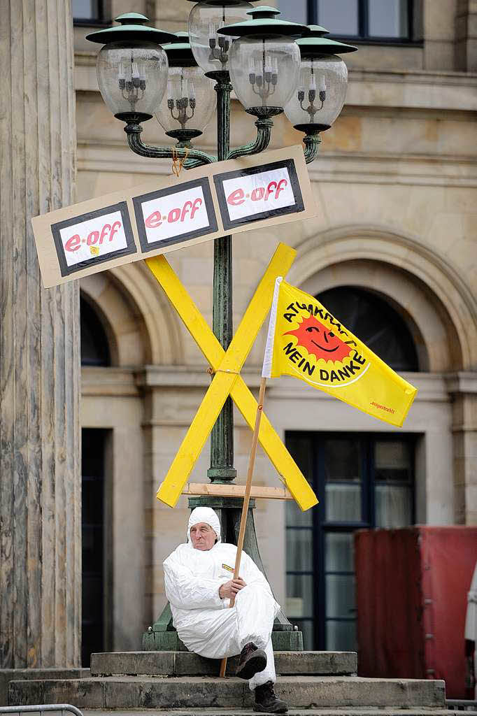 Ein Teilnehmer einer Demonstration gegen Atomkraft sitzt vor der Oper in Hannover.