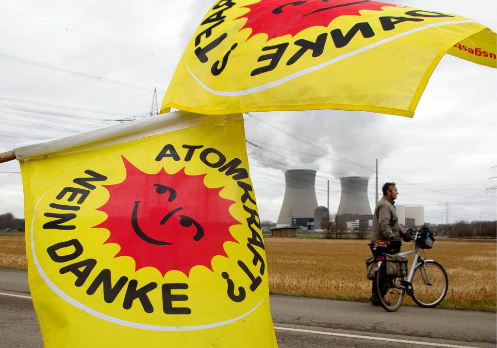 Atomkraftgegner demonstrieren  beim Atomkraftwerk  Gundremmingen fr die sofortige Abschaltung aller Atomkraftwerke in Deutschland.