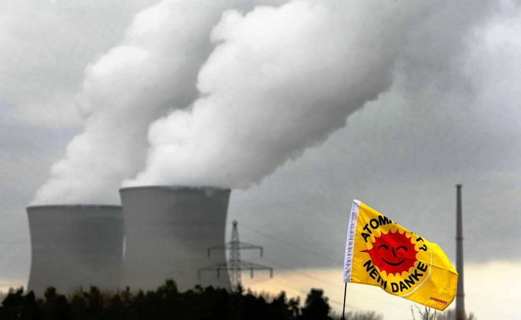 Atomkraftgegner demonstrieren  beim Atomkraftwerk  Gundremmingen fr die sofortige Abschaltung aller Atomkraftwerke in Deutschland.