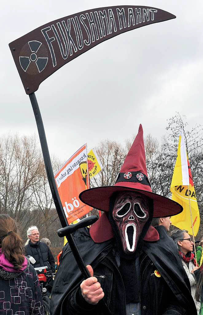 Atomkraftgegner demonstrieren  beim Atomkraftwerk Neckarwestheim fr die sofortige Abschaltung aller Atomkraftwerke in Deutschland.