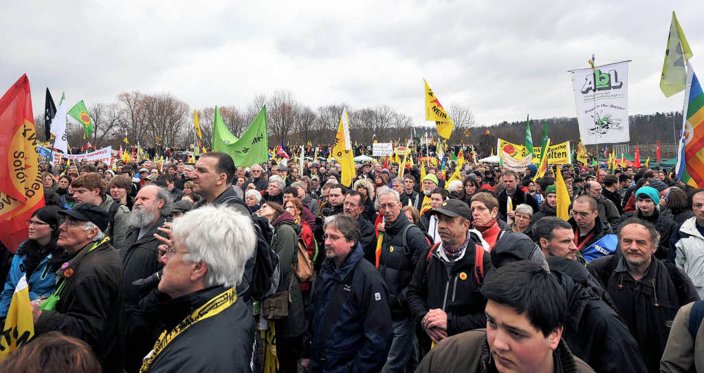 Atomkraftgegner demonstrieren  beim Atomkraftwerk Neckarwestheim fr die sofortige Abschaltung aller Atomkraftwerke in Deutschland.