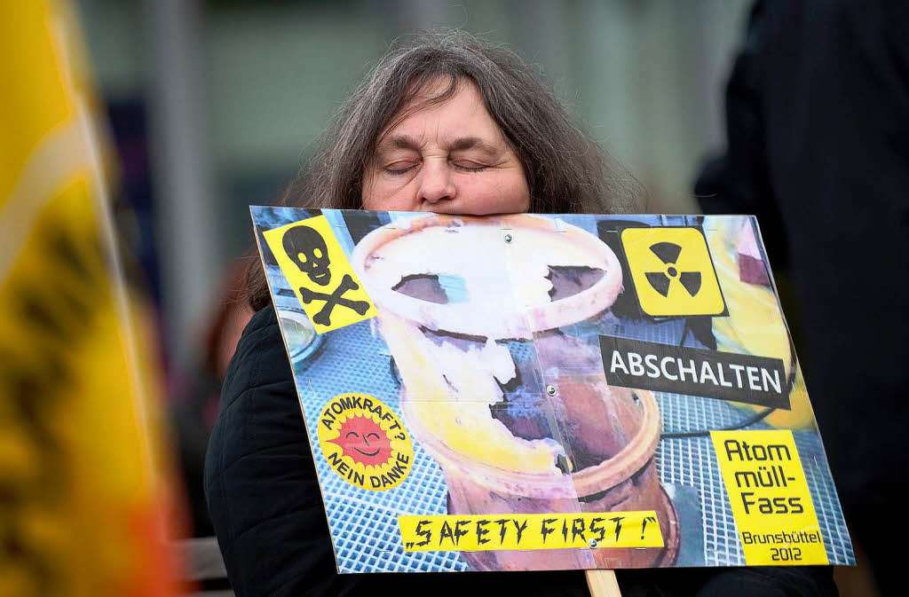 Atomkraftgegner demonstrieren  vor der Urananreicherungsanlage in Gronau fr die sofortige Abschaltung aller Atomkraftwerke in Deutschland.