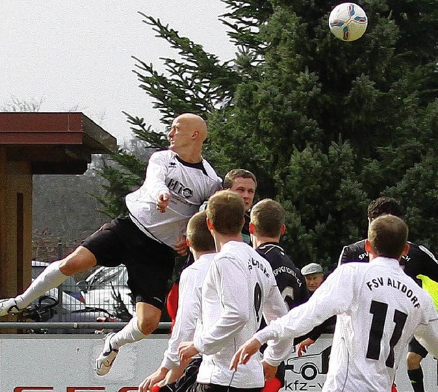 Lufthoheit &#8211; der Altdorfer Mike Morat springt am hchsten.   | Foto:  Peter Aukthun