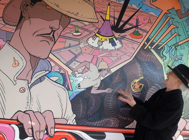 Verewigt als Wandgemlde: Jean Giraud vor seinen Motiven   | Foto: afp