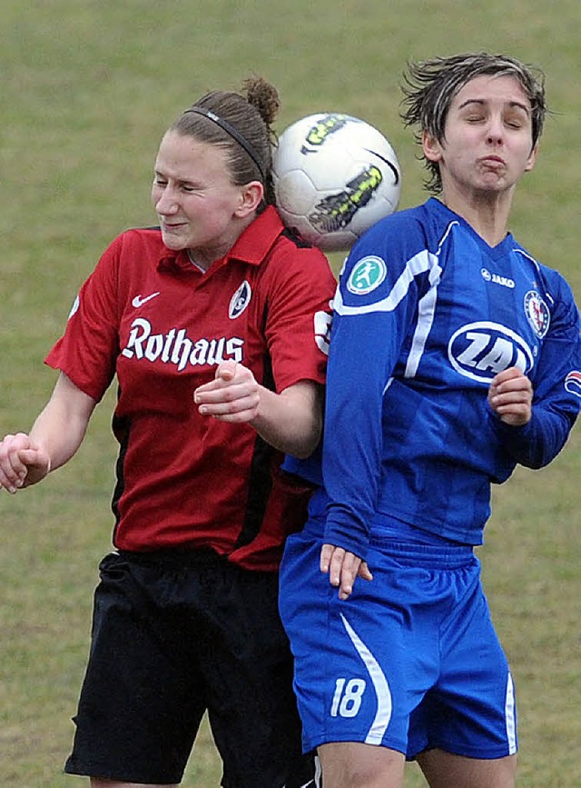 Ballspiele:   Freiburgs Julia Zirnstein (links) und  Natasa Andonova  | Foto: Seeger