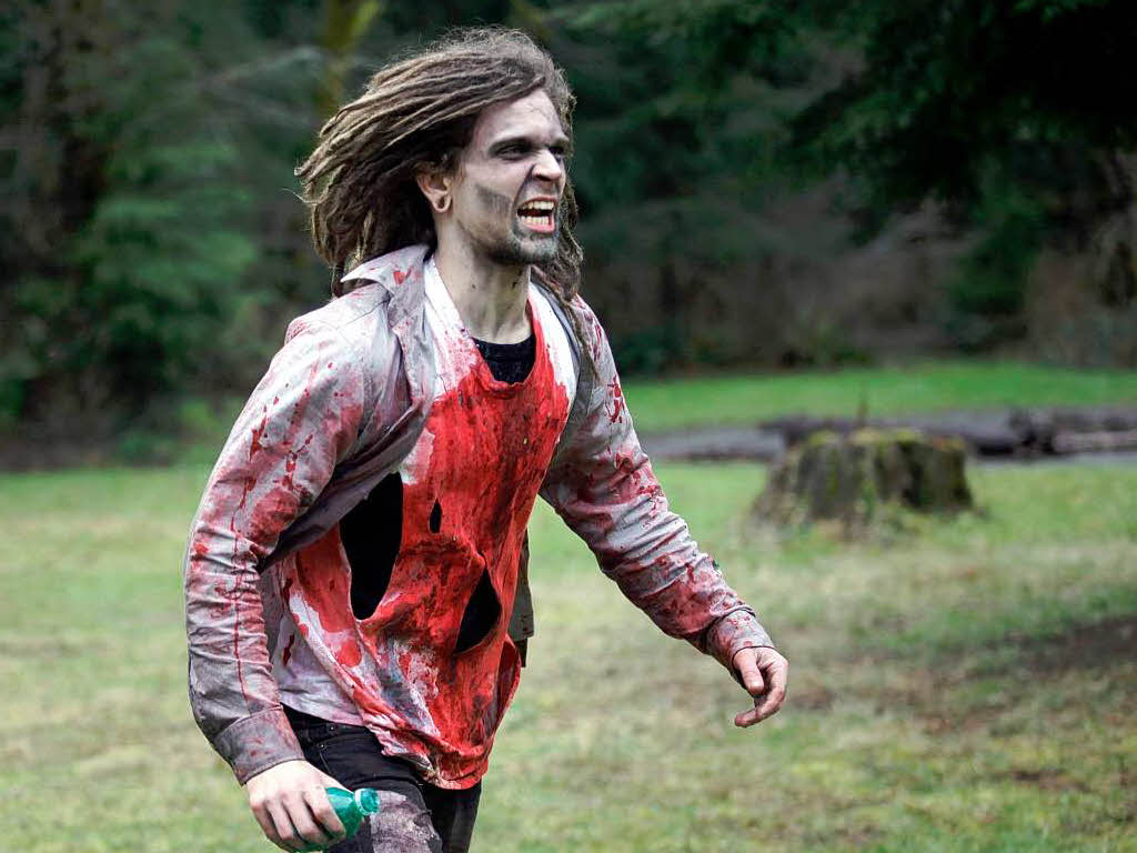 Die Serie „The Walking Dead“ oder Filme wie „48 Hours later“ haben in den USA einen Zombiehype ausgelst, Um fr den Fall der Flle gerstet zu sein, wurde ein berlebenstraining in den Wldern von Oregon absolviert – geschminkten Zombies inklusive.