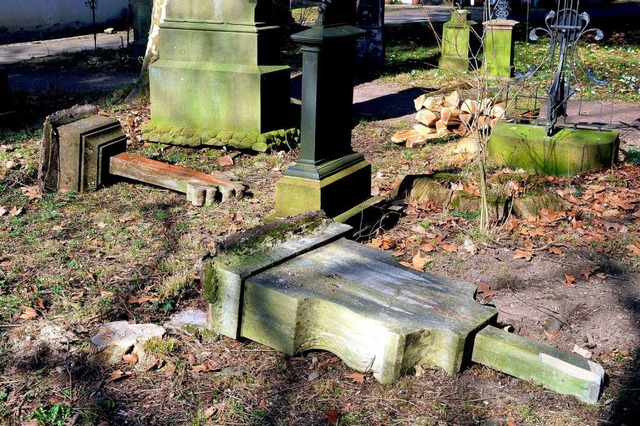 Auf dem Alten Friedhof haben zwei Unbekannte Grabsteine umgeschmissen.  | Foto: Thomas Kunz