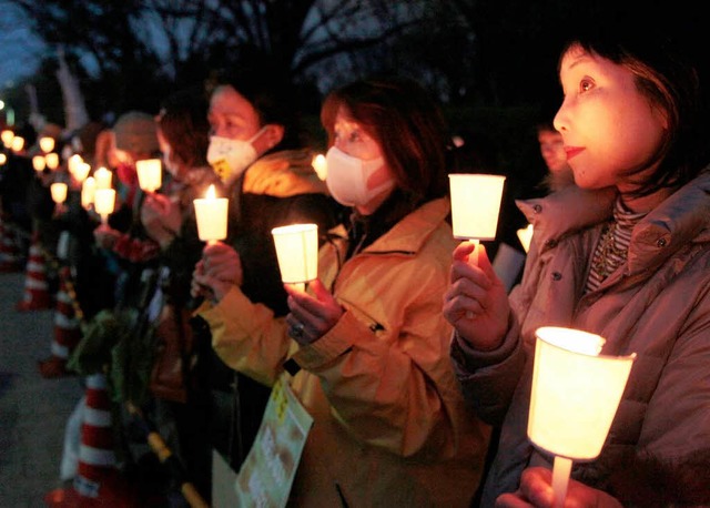 Hinterbliebene zndeten Kerzen fr die Opfer an.   | Foto: AFP