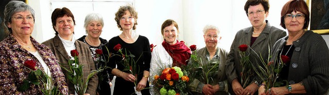 Elfriede Behnke (fnfte von links) erh...pernick (Ehrenamtliche im Haus Eliah).  | Foto: Dagmar Barber