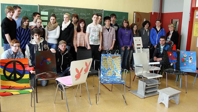 Die Knstler  der R 9a und b mit ihren... der Lehrerin Isabell Kindle (rechts)   | Foto: theo weber