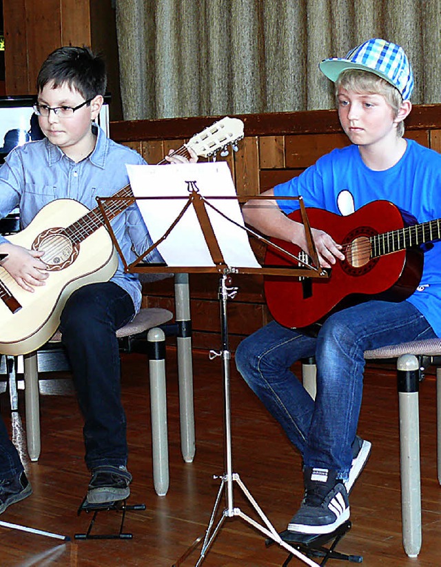 Dario Murat (links) und Rico Geng spie...imba&#8220; auf ihren Gitarren.         | Foto: Patrick Burger