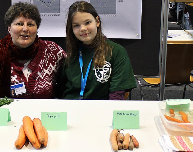 Zusammen mit der Betreuungslehrerin Jo...st-Gymnasium ihr Karotten-Experiment.   | Foto: Rainer Ruther