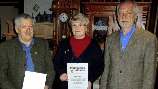 Fr ihre langjhrige Zugehrigkeit zum... silberne Ehrennadel verliehen wurde.   | Foto: Eberhard GroSS