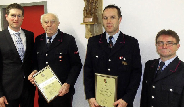 Ehrungen bei der Feuerwehr Kappel-Graf...ahre) und  Kommandant Hilmar Singler.   | Foto: Melanie Rest