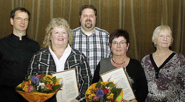 Ehrungen: (von links) Chorleiter Marti...ner, Schriftfhrerin Maria Schneider.   | Foto: h. fssel