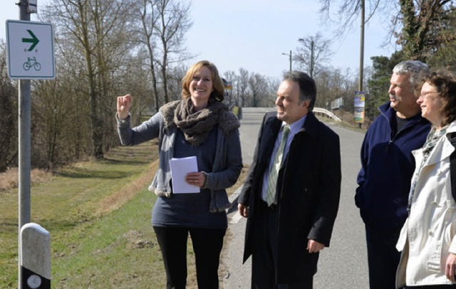 Kerstin Andreae, Josha Frey, Ortsvorsteher Rung und Kreisrätin Hauk am Radweg. | Foto: SENF Kerstin Andreae, Josha Frey, Ortsvorsteher Rung und Kreisrätin Hauk am Radweg. | Foto: SENF