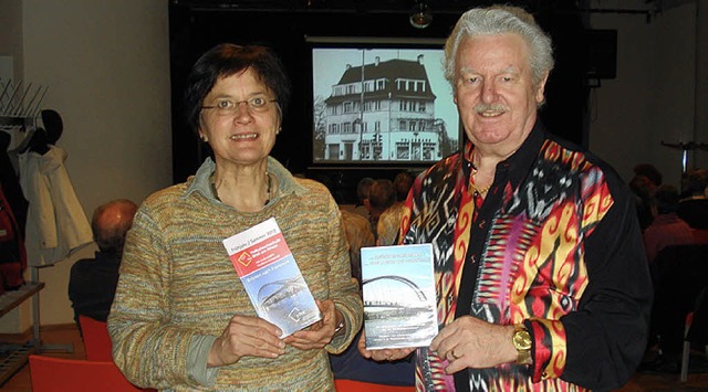Richten den Blick ber den Rhein: VHS-...itte Fleck und Filmer Dieter Zbelin.   | Foto: Steineck