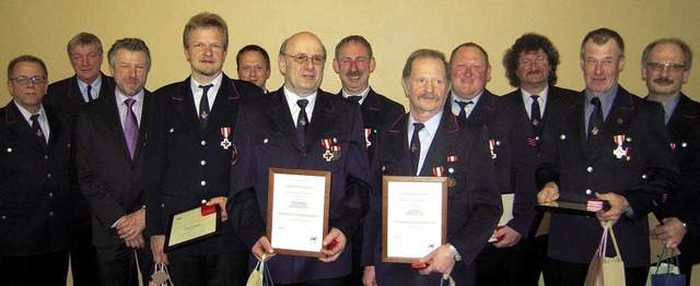 Zahlreiche Einsatzkrfte der Feuerwehr...ermeister Gerd Schnbett (von links).   | Foto: anja bertsch