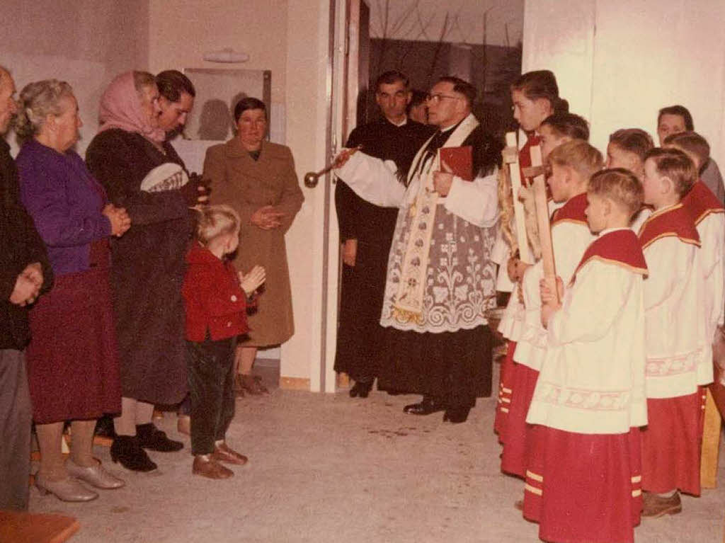 Einweihung des Schulhauses 1962, Segnung durch Pfarrer Deichelbohrer