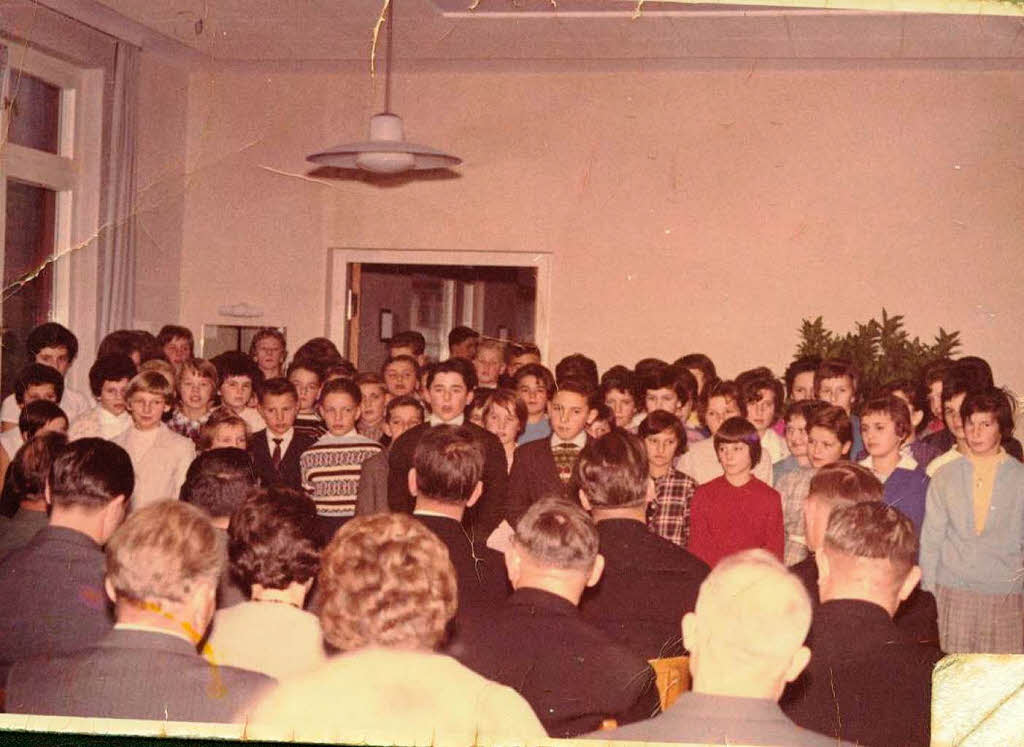 Schulchor bei der Einweihung 1962