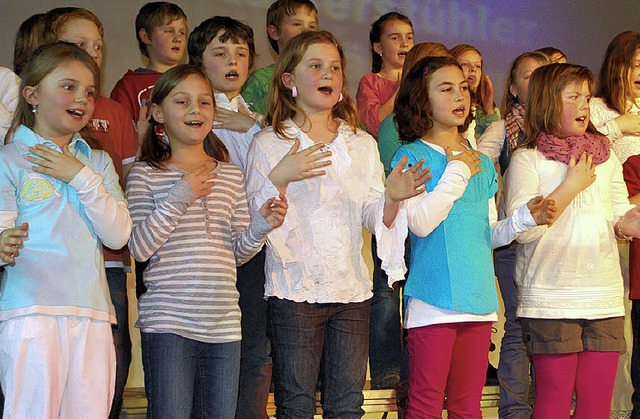 Auch der Schulchor der Silberbergschul...lian plauderte mit den jungen Sngern.  | Foto: benjamin bohn