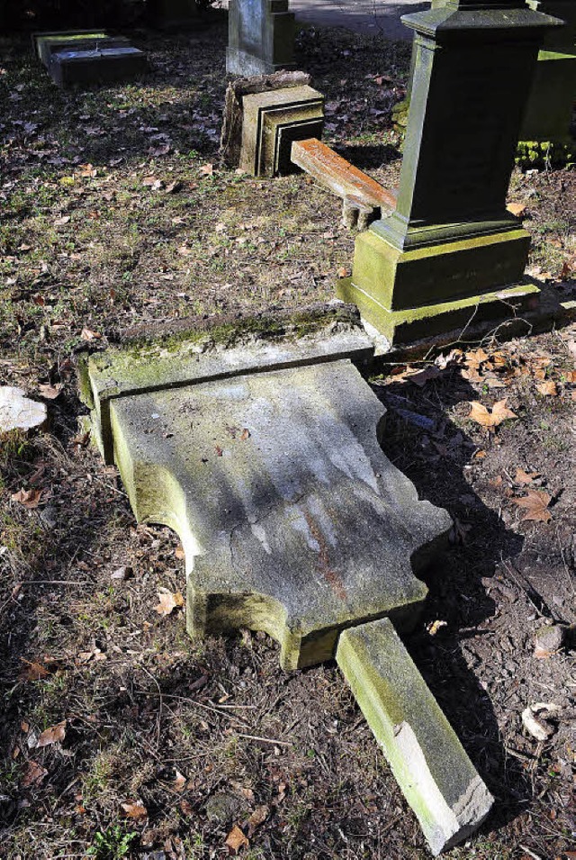 Ein Bild der Zerstrung: Grabsteine auf dem Alten Friedhof  | Foto: T. Kunz