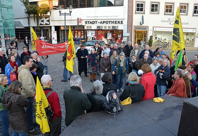 Rund 50 Atomkraftgegner demonstrierten...rophe in Fukushima auf dem Marktplatz.  | Foto: Gerhard Walser